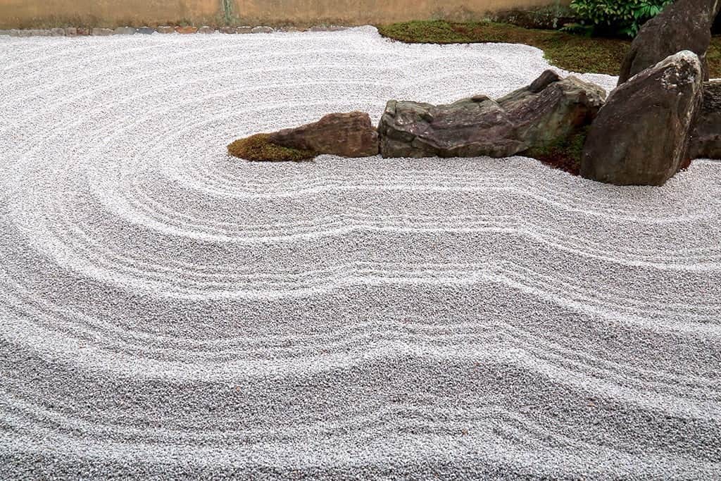 Lignes de gravier dans un jardin