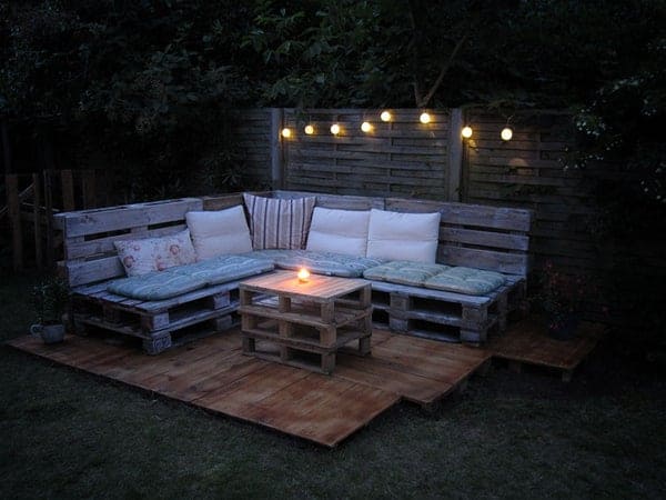 Terrasse en palette de bois la nuit