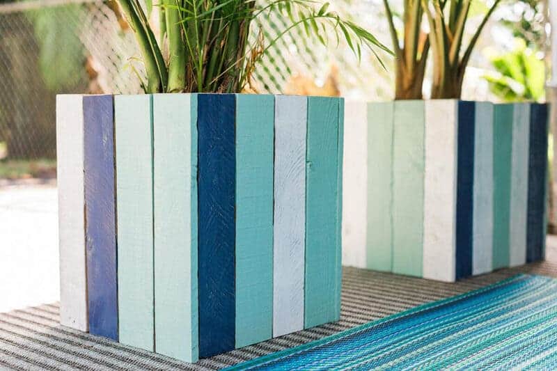 bac à fleurs avec planches de couleur