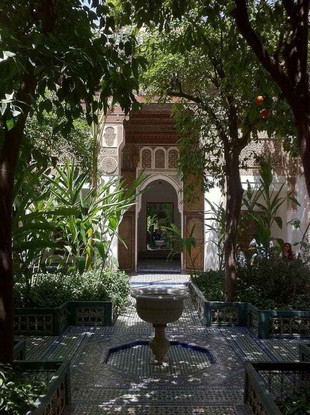 un jardin arabe avec de l'ombre