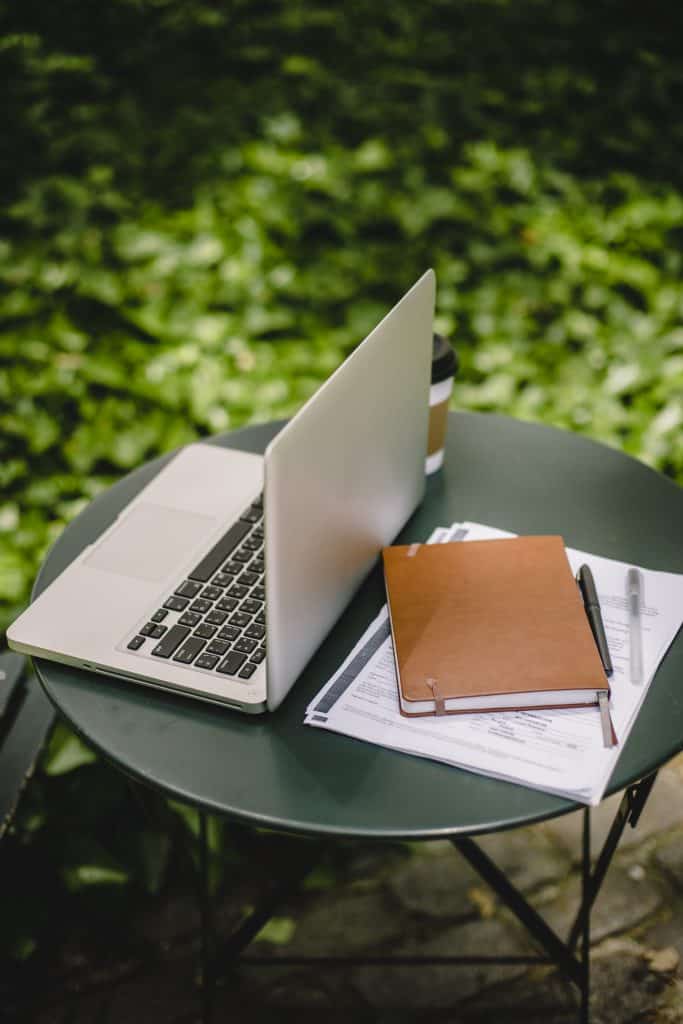 ordinateur et carnet pour préparer plan de jardin