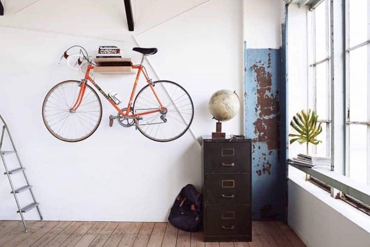velo accroché au mur