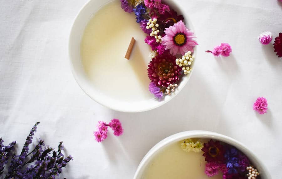 ornement bougie avec pétales de fleurs