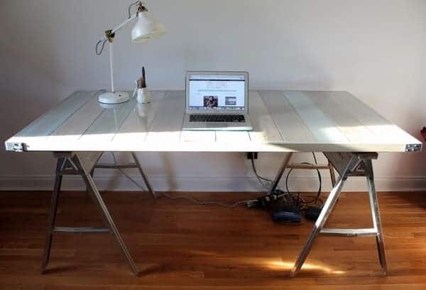 bureau blanc avec tréteaux