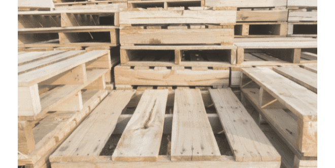 plusieurs palettes en bois