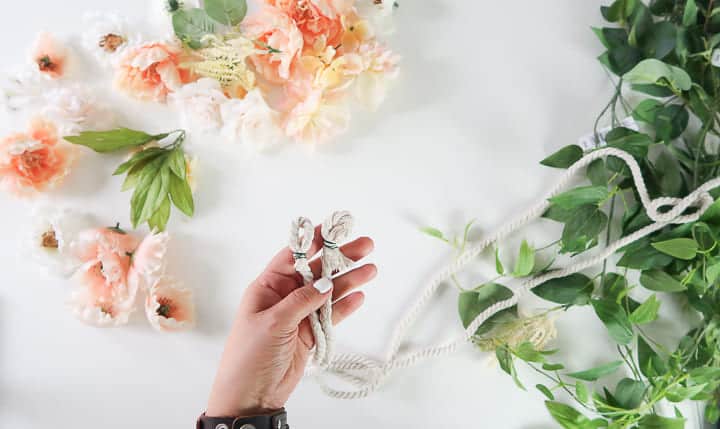 extrémité de la guirlande de fleurs