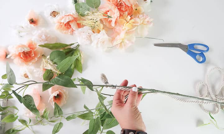 utilisation d'une tige guirlande fleur