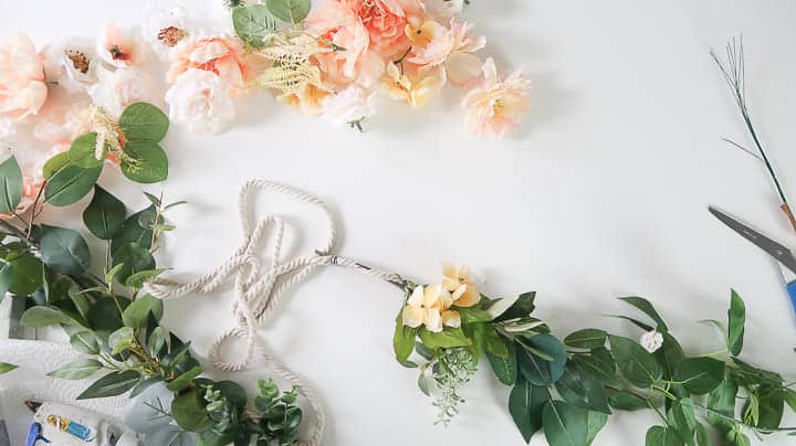 ajout de verdure sur la guirlande