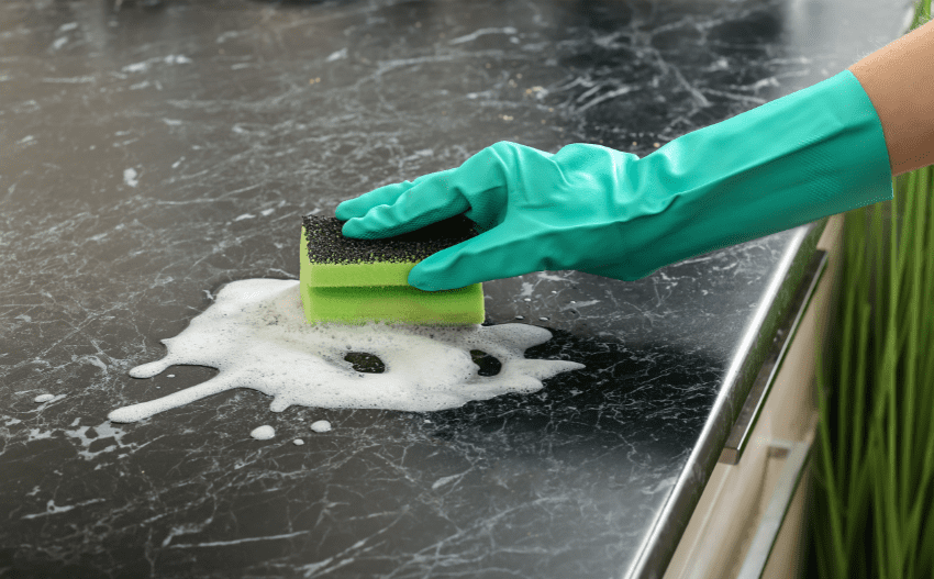 laver avec une éponge