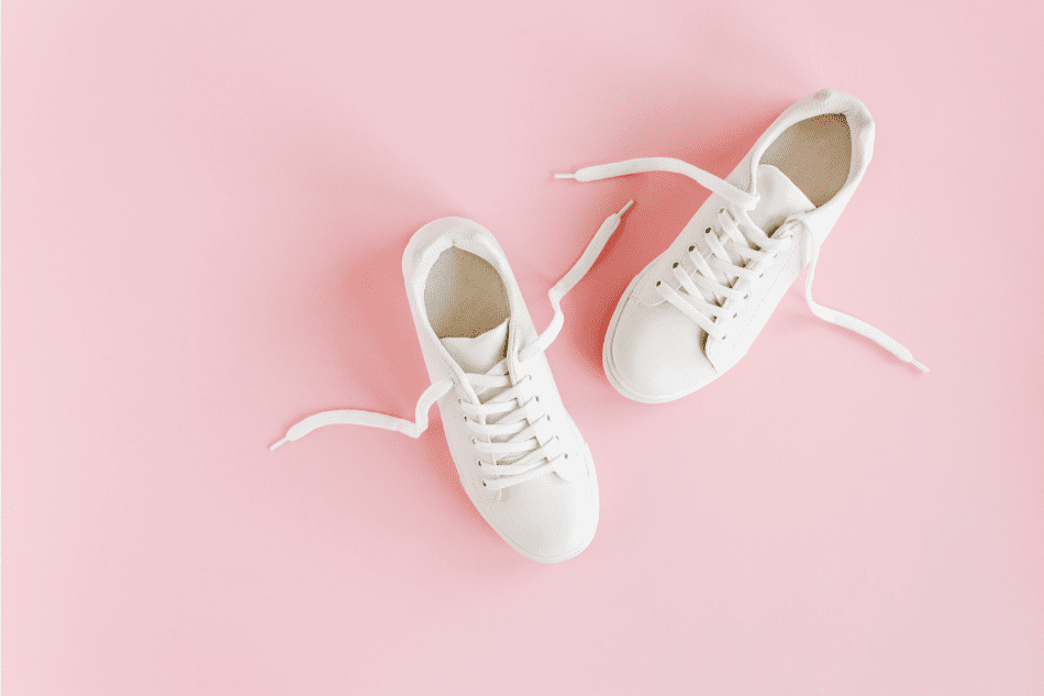 chaussures blanches vues de haut