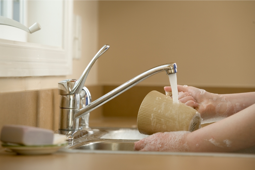 robinet vaisselle tasse