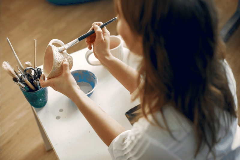 peinture d'une tasse en céramique