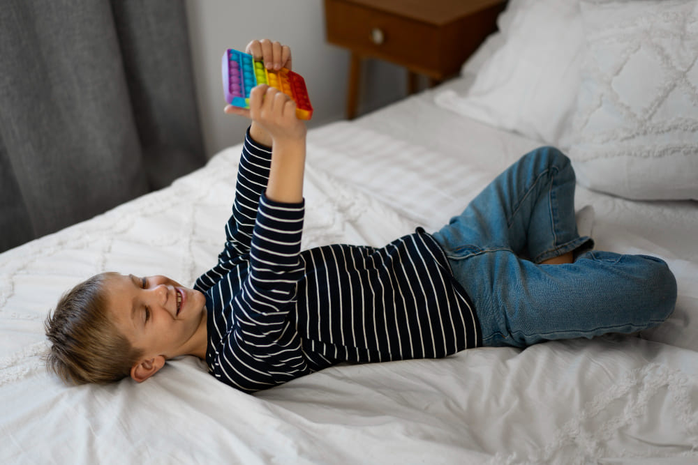 enfant allongé sur un lit