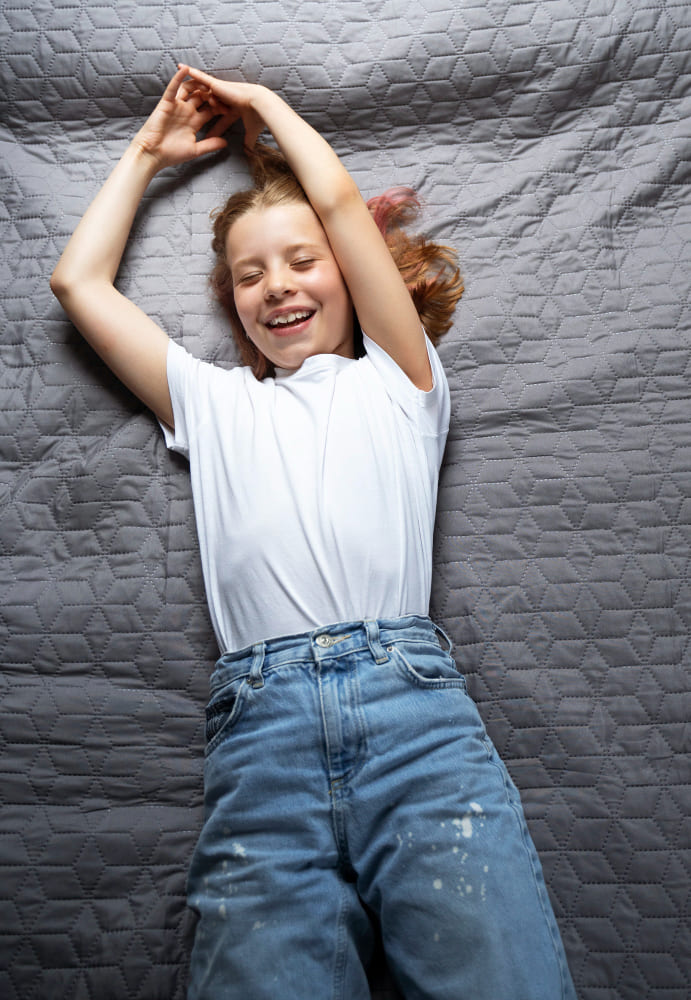 fille allongée sur un matelas