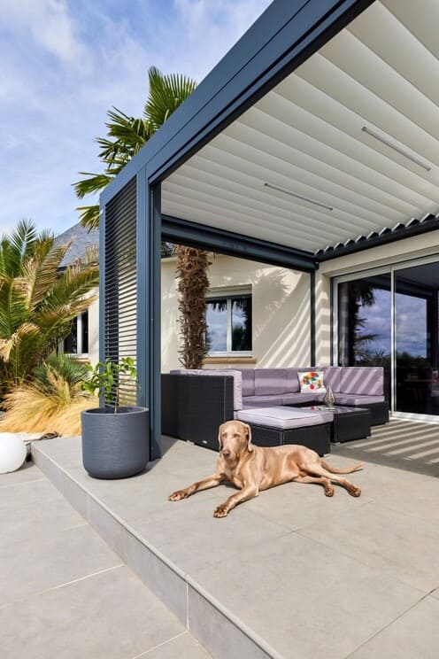 pergola bioclimatique avec lames inclinables