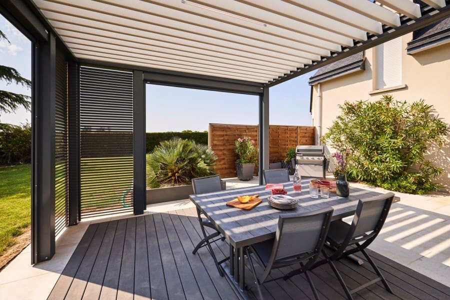 terrasse en bois couverte par une pergola
